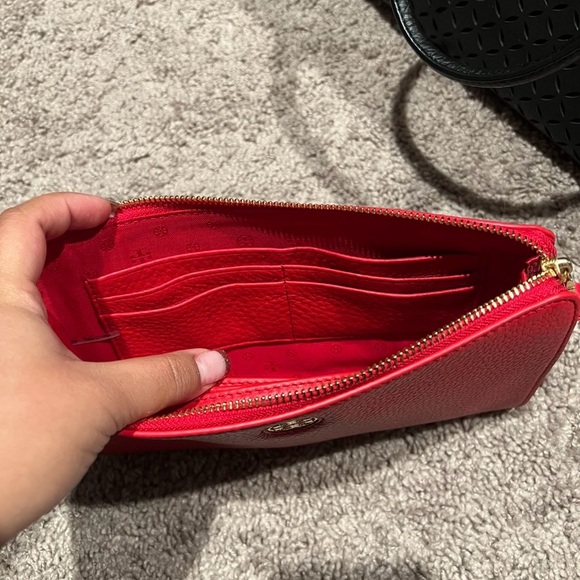 Tory Burch Red Pebbled clutch with strap - Picture 3 of 3